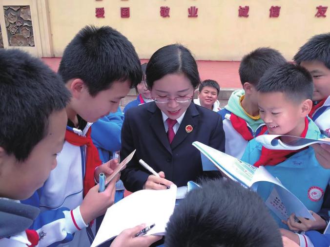 法治课结束后，学生不约而同地找刘玉签名。.jpg