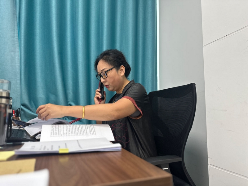 刘廷伟正与当事人电话沟通，退休前系凯里市法院法官助理.jpg