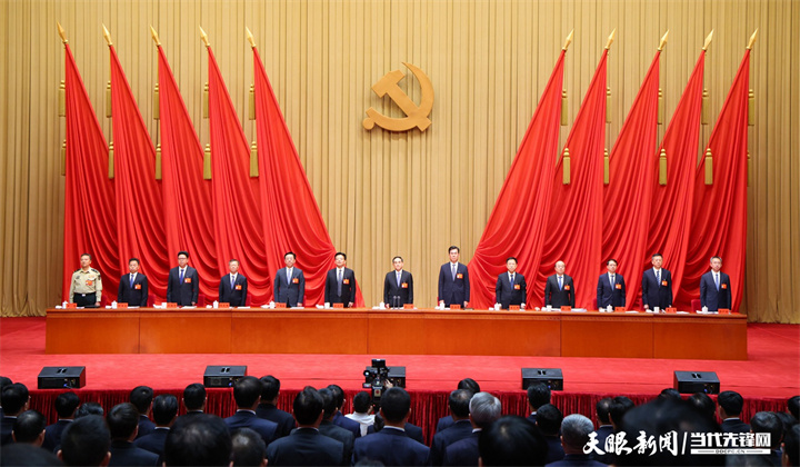 DPCL2657----2023年7月24日至25日，中国共产党贵州省第十三届委员会第三次全体会议在贵阳举行。图为全体起立高唱《国际歌》。贵州日报天眼新闻记者 杜朋城 摄影.jpg